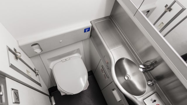 Ilustrasi toilet di dalam pesawat.  Foto: Shutter Stock 