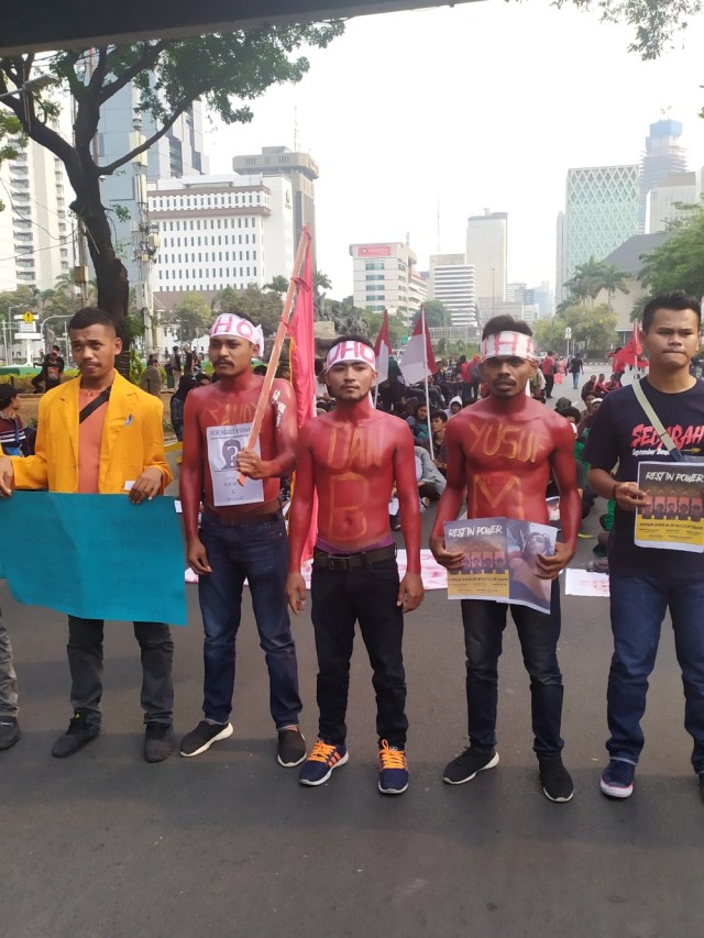 Mahasiswa UHO menuntut penuntasan kasus meninggalnya dua Mahasiswa UHO Randy dan Yusuf, saat unjuk rasa di Patung Kuda, Jakarta, Senin (28/10/2019). Foto: Maulana Ramadhan/kumparan