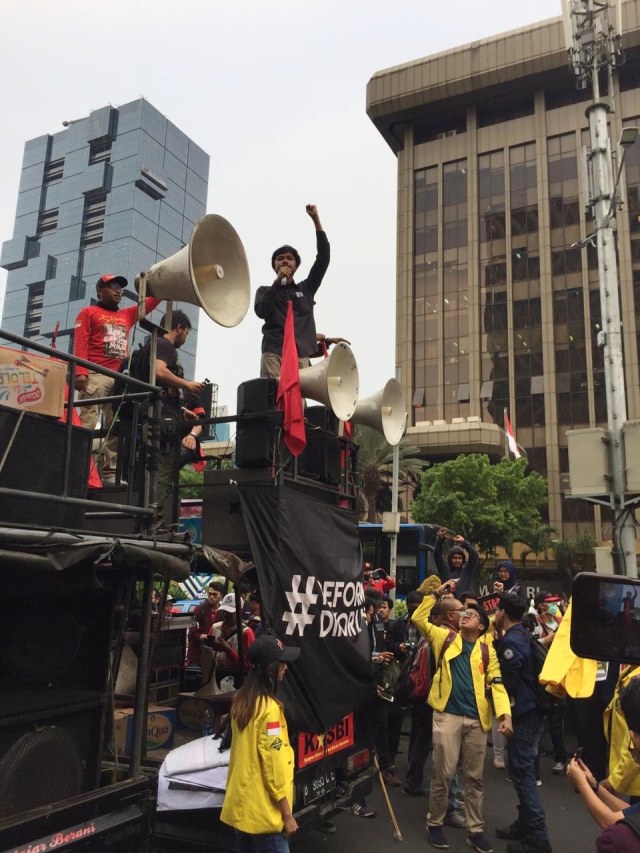 Massa dari berbagai universitas dan buruh menggelar unjuk rasa di Jalan MH Thamrin, Jakarta Pusat, Senin (28/10).  Foto: Muhammad Darisman/kumparan 