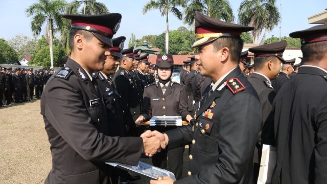 Personel Polisi di Kalsel Terima Penghargaan saat Sumpah 