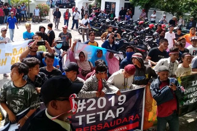 Massa Kompak Geruduk Gedung DPRD Kota Cirebon
