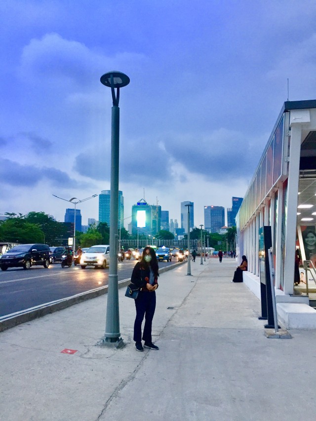 Jalan Kaki Di Trotoar Sudirman Cara Baru Menikmati Senja Di Jakarta Kumparan Com