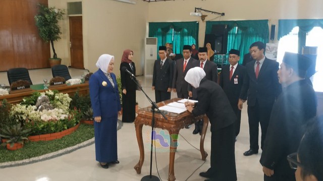 Bupati Bojonegoro, Dr Hj Anna Muawanah, saat melantik Dra Nurul Azizah MM, sebagai Pejabat Tinggi Pratama Sekretaris Daerah (Sekda) Kabupaten Bojonegro. Senin (28/10/2019) siang.