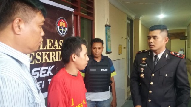 Kapolsek Percut Sei Tuan Kompol Aris Wibowo (kanan) saat menginterogasi tersangka. Foto : Istimewa