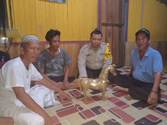 Sejumlah warga dan pihak kepolisian Polsek Pahandut saat mendatangi rumah Muhammad Yusuf untuk melihat patung kuda yang temukannya.(Foto:Arnoldus)
