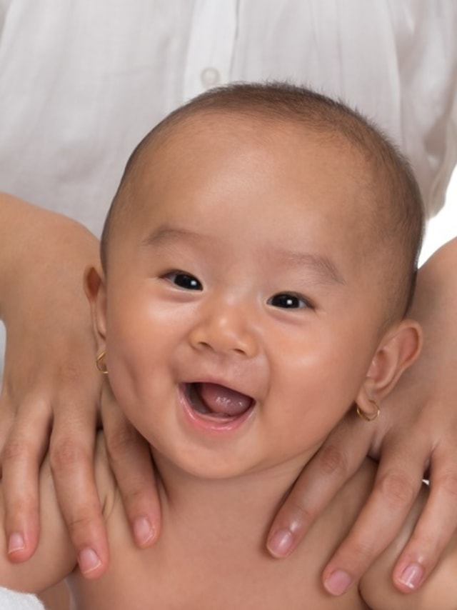 Ilustrasi bayi pakai minyak telon. Foto: Shutterstock