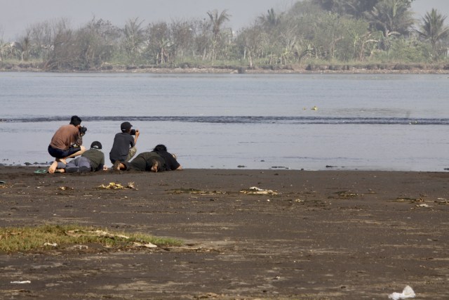 Pengamatan harus dilakukan dengan merangkak agar tidak membuat terbang burung migran yang sedang diamati. Foto oleh : Maya Vita