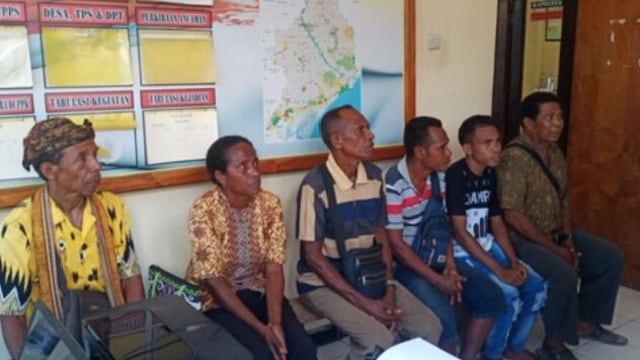 Keenam pelaku penganiayaan terhadap remaja 16 tahun di Desa Babulu Selatan, Kecamatan Kobalima, Kabupaten  Malaka,NTT. Foto: Istimewa.
