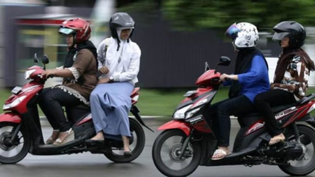 llustasri berboncengan saat naik motor. Foto: istimewa