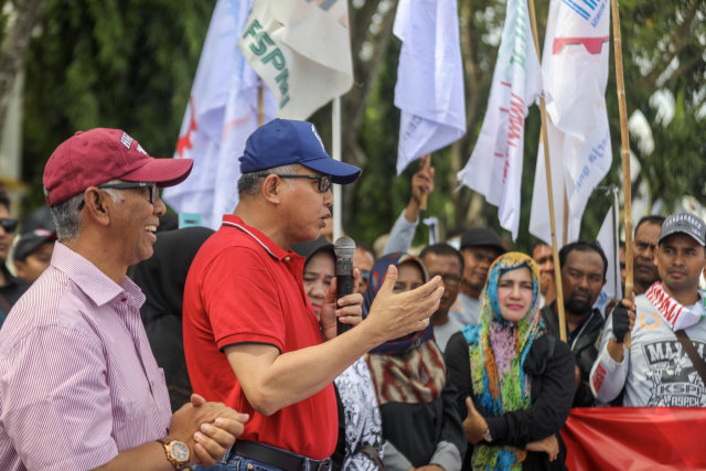 Plt Gubernur Aceh, Nova Iriansyah saat aksi May Day 2019 di Banda Aceh. Foto: Suparta/acehkini