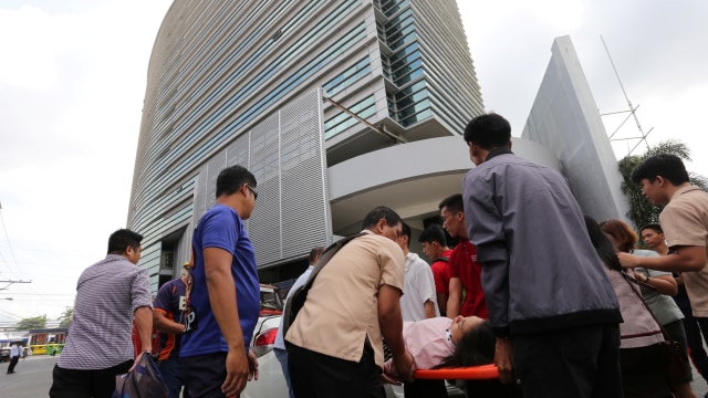 Sejumlah warga dievakuasi setelah gempa di Filipina. Foto: AFP