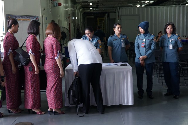 Pramugari saat memasuki KRI Semarang 594 menuju Perairan Karawang titik lokasi jatuhnya pesawat, di Tanjung Priok, Jakarta Utara, Selasa (29/10/2019). Foto: Jamal Ramadhan/kumparan