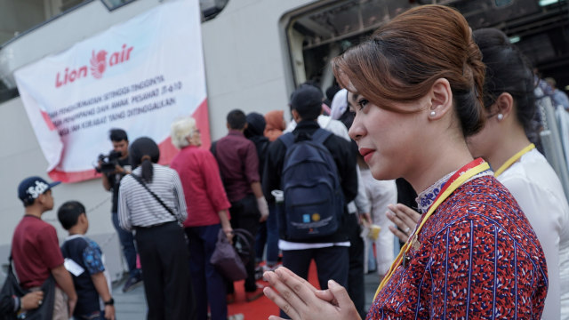 Pramugari menyambut keluarga korban kecelakaan Pesawat Lion Air JT 610 saat memasuki KRI Semarang 594 yang berencana menuju Perairan Karawang titik lokasi jatuhnya pesawat, di Tanjung Priok, Jakarta Utara, Selasa (29/10/2019). Foto: Jamal Ramadhan/kumparan