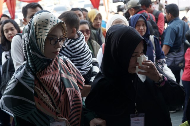Haru keluarga korban kecelakaan pesawat Lion Air JT 610 memasuki KRI Semarang 594 menuju Perairan Karawang titik lokasi jatuhnya pesawat, di Tanjung Priok, Jakarta Utara, Selasa (29/10/2019). Foto: Jamal Ramadhan/kumparan