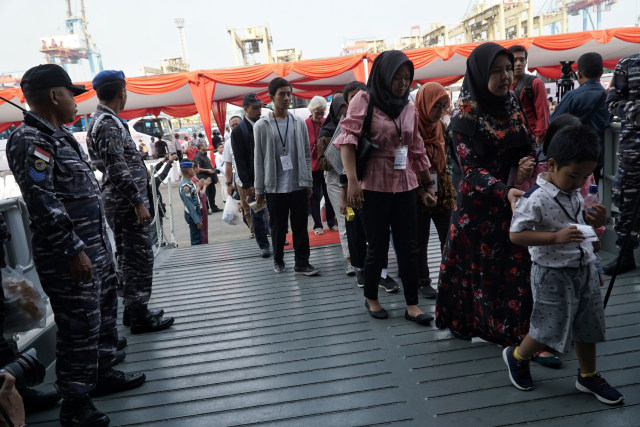 Keluarga korban kecelakaan pesawat Lion Air JT 610 memasuki KRI Semarang 594 menuju Perairan Karawang titik lokasi jatuhnya pesawat, di Tanjung Priok, Jakarta Utara, Selasa (29/10/2019). Foto: Jamal Ramadhan/kumparan