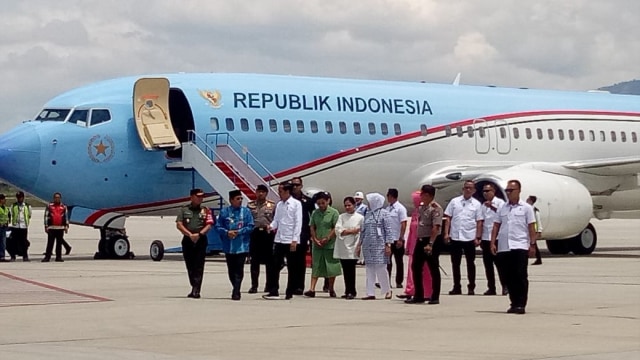 Presiden RI Joko Widodo beserta rombongan tiba di Bandara Mutoara Sis Aljufri Palu, Selasa (29/10). Foto: Istimewa