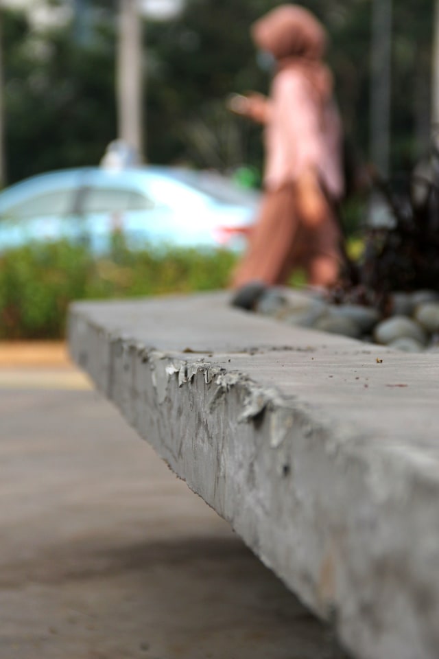 Tempat duduk di Taman Dukuh Atas yang rusak karena kerap digunakan sebagai sarana berlatih skateboard. Foto: Nugroho Sejati/kumparan