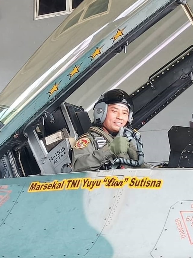 Kasau Marsekal TNI Yuyu Sutisna terbang tandem menggunakan pesawat tempur F-16 Fighting Falcon Skadron Udara 16 Lanud Roesmin Nurjadin Pekanbaru, Senin (28/10/2019). Foto: Instagram/@militer.udara