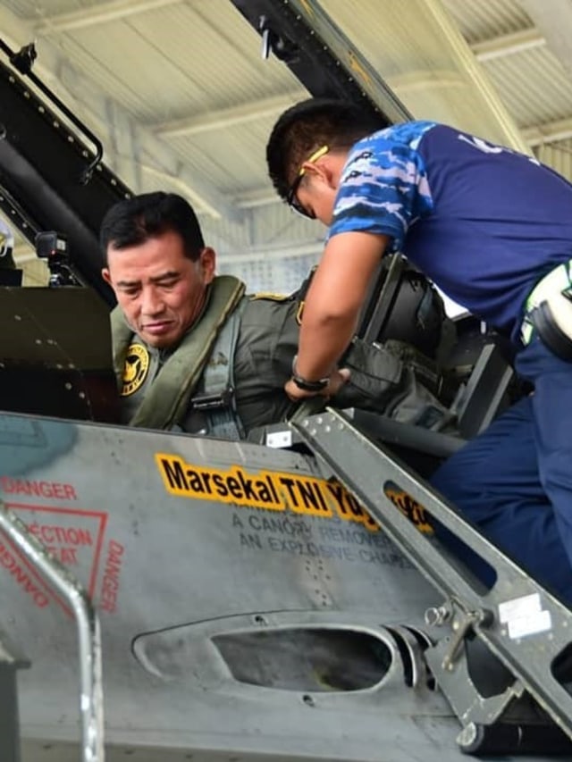Kasau Marsekal TNI Yuyu Sutisna terbang tandem menggunakan pesawat tempur F-16 Fighting Falcon Skadron Udara 16 Lanud Roesmin Nurjadin Pekanbaru, Senin (28/10/2019). Foto: Instagram/@militer.udara