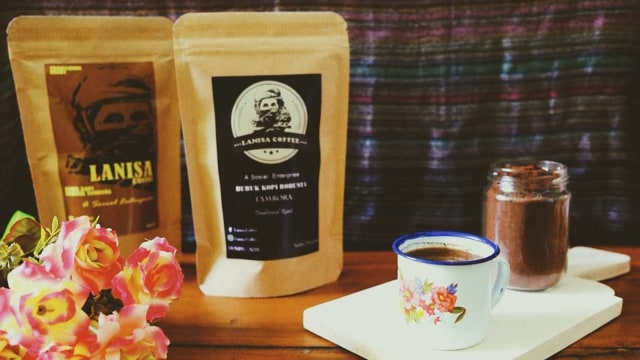 Kemasan produk kopi Tambora di kedai La Nisa. Foto: Instagram @lanisacoffee