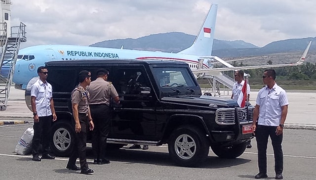 Presiden Joko Widodo beserta rombongan saat tiba di Bandara Mutiara Sis Aljufri Palu, Selasa (29/10). Foto: Istimewa