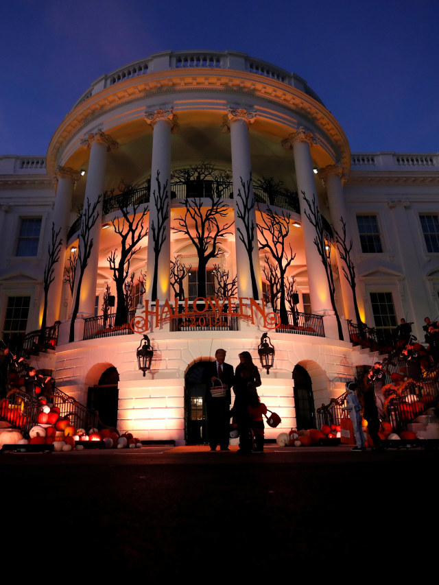 Siluet Presiden Amerika Serikat Donald Trump dan istrinya Melania Trump saat merayakan Halloween di Gedung Putih. Foto: AP Photo/Alex Brandon