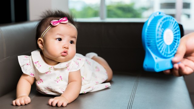 bayi dengan kipas angin Foto: Shutterstock