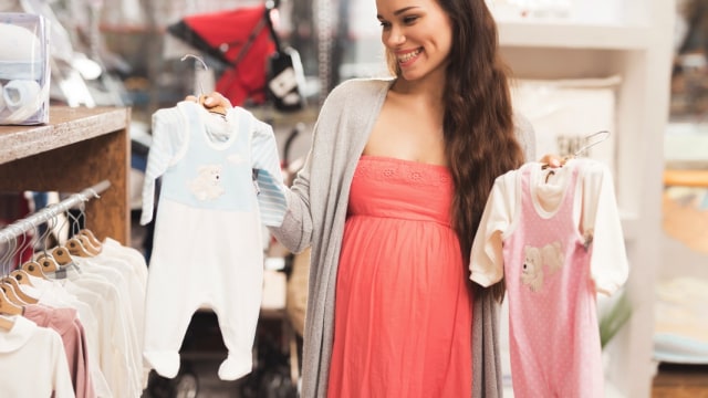 Ibu beli perlengkapan bayi Foto: Shutterstock