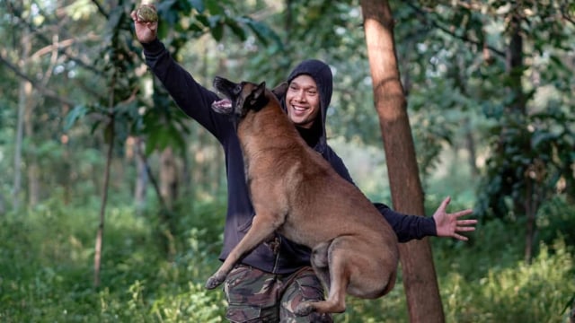 Presenter Bima Aryo berfoto bersama dengan anjingnya Sparta. Foto: Instagram @ bimaaryo
