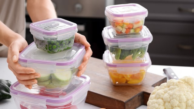 Menyimpan makanan dengan wadah berbahan plastik. Foto: Shutterstock