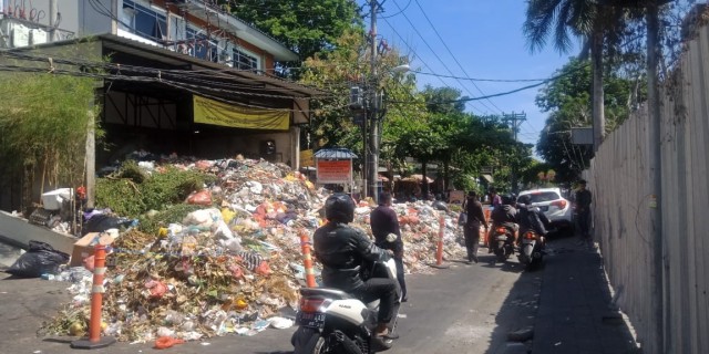 Sampah menumpuk di sejumlah dusut kota Denpasar gara-gara penutupan TPA Suwung yang terbakar (kanalbali/KR14)