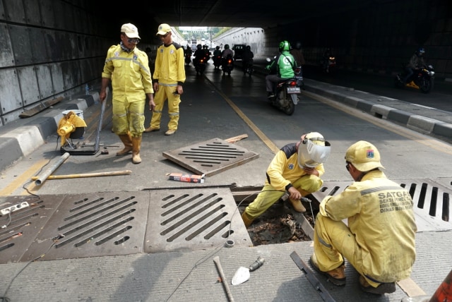 Pekerja memasang penyambung jalan yang rusak di underpass Pasar Minggu, Jakarta Selatan, Selasa (29/10/2019). Foto: Iqbal Firdaus/kumparan