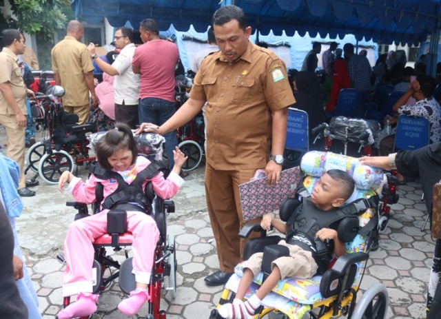 Dua anak penderita cerebral parsy atau anak berkebutuhan khusus di Aceh duduk di kursi roda yang diberikan oleh Dinas Sosial Aceh, Selasa (29/10). Foto: Dok. Dinsos Aceh