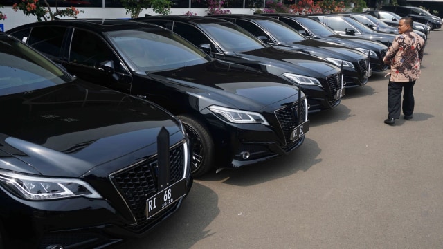 Mobil dinas baru pimpinan DPR/MPR Toyota Crown 2.5 HV G-Executive yang terparkir di Gedung DPR, Jakarta, Selasa (29/10). Foto: Irfan Adi Saputra/kumparan 