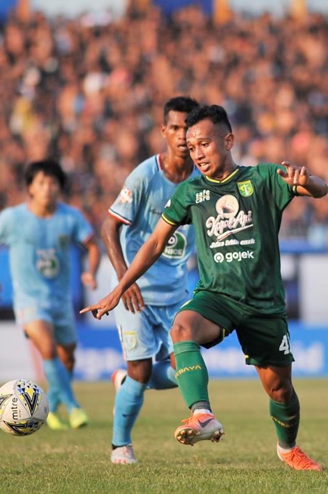 Salah satu aksi pemain Persebaya, Irfan Jaya (kostum hijau). Foto: dok. Liga Indonesia
