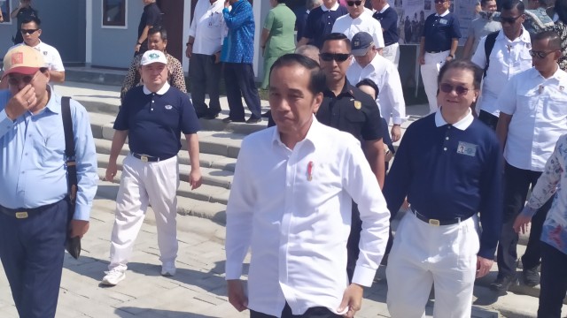 Saat Presiden Jokowi meninjau perkembangan pembangunan lanjutan hunian tetap (huntap) di Perumahan Cinta Kasih Tadulako di Kelurahan Tondo, Kecamatan Mantikulore, Kota Palu, Selasa (29/10). Huntap ini dibangun oleh Yayasan Budha Tzu Chi. Foto: Arief/PaluPoso