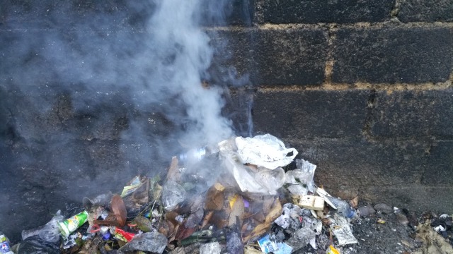 Ilustrasi bakar sampah. Foto: Shutter Stock