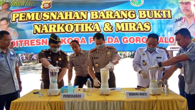 Polda Gorontalo musnahkan barang bukti narkotika jenis sabu-sabu dan minuman keras. Selasa, (29/10). Foto : Dok Banthayo.id  