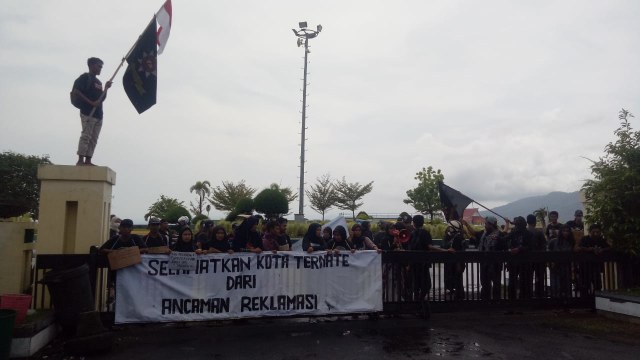 Gamhas menggelar aksi unjuk rasa di depan Kantor Wali Kota Ternate, mendesak pemerintah agar mencabut izin proyek reklamasi. Foto: Rajif Duchlun/cermat
