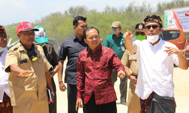 Gubernur Koster (tengah) saat mendatangi TPA Suwung bersama Wakil Walikota IGN Jayanegara (kanalbali/IST)