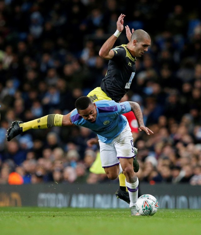 Gabriel Jesus berduel dengan Oriol Romeu di laga Manchester City vs Southampton. Foto: REUTERS/Andrew Yates