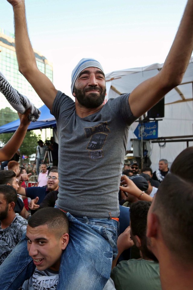 Perayaan para demonstran setelah Perdana Menteri Lebanon mundur. Foto: Reuters