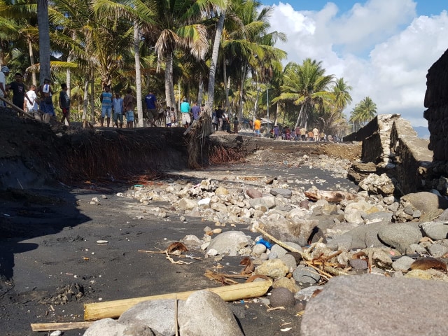 Ruas jalan kabupaten di perbatasan antara Desa Hepang dan Desa Kolidetung ambruk akibat terjangan gelombang tinggi Laut Sawu. Foto: Mario WP Sina,florespedia. 