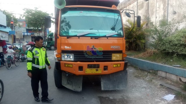 Kendaraan yang terlibat kecelakaan lalu-lintas di jalan raya Bojonegoro - Babat, tepatnya di perempatan pasar Sumberrejo, turut wilayah Desa Sumberrejo Kecamatan Sumberrejo Kabupaten Bojonegoro. Rabu (30/10/2019) 