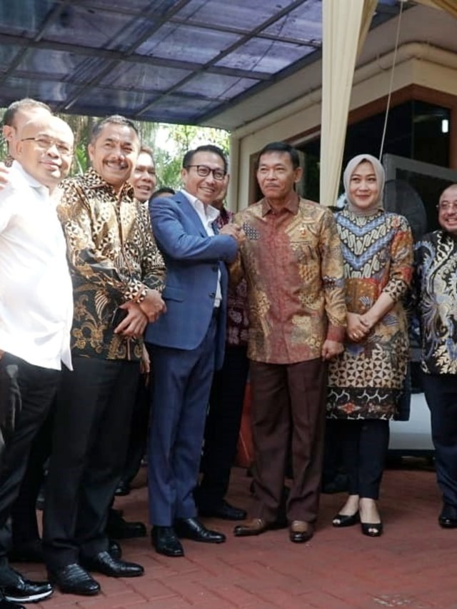 Kabareskrim Komjen Idham Azis bersama istri foto bersama anggota Komisi III di rumah dinasnya di Jalan Panglima Polim, Jakarta Selatan, Rabu, (30/10/2019). Foto: Jamal Ramadhan/kumparan