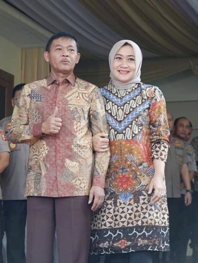 Kabareskrim Komjen Idham Azis bersama istri saat menyambut anggota Komisi III di rumah dinasnya di Jalan Panglima Polim, Jakarta Selatan, Rabu, (30/10/2019). Foto: Jamal Ramadhan/kumparan
