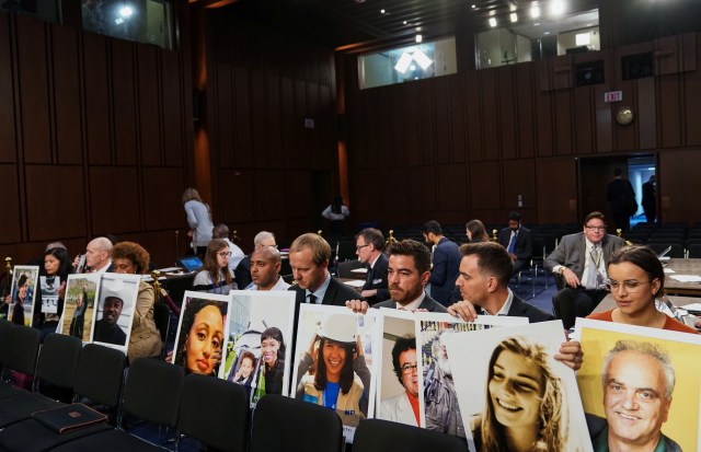 Anggota keluarga memegang foto-foto korban kecelakaan Boeing 737 MAX, CEO Boeing Dennis Muilenburg