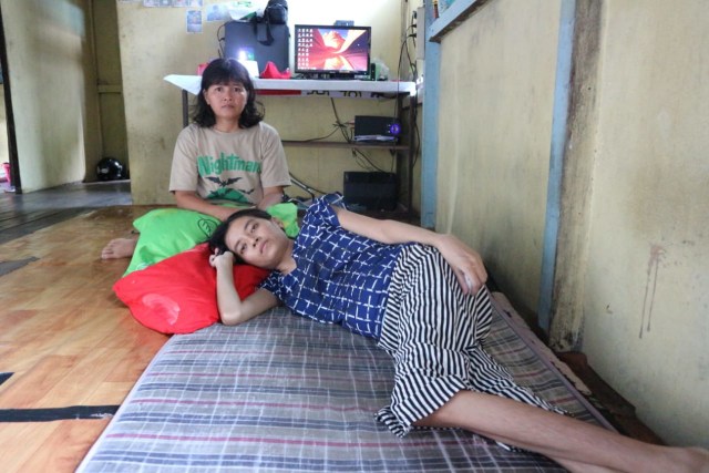 Velentina Miranti yang berusia 24 tahun, merupakan ibu muda dari Desa Benua Baru Kecamatan Tempunak, Kabupaten Sintang. Ia menderita kanker paru stadium empat dan sedang mengandung. Foto: Yusrizal/Hi!Pontianak