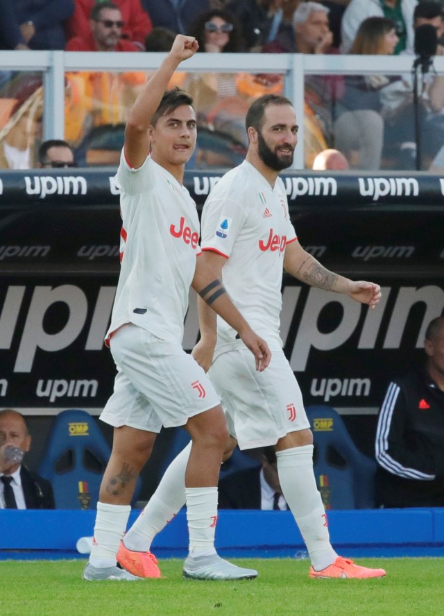 Paulo Dybala dan Gonzalo Higuain merayakan gol ke gawang Lecce. Foto: Reuters/Ciro De Luca