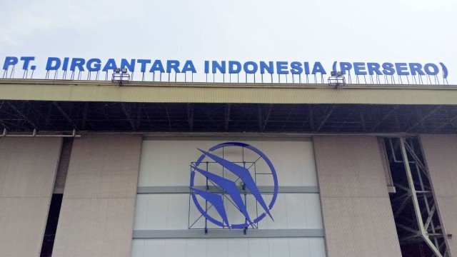 Logo PT Dirgantara Indonesia atau PTDI di Hanggar PTDI Bandung Jawa Barat. Foto: Resya Firmansyah/kumparan